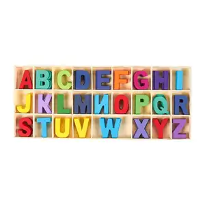 Lettres de l'alphabet en bois, sculpture en bois