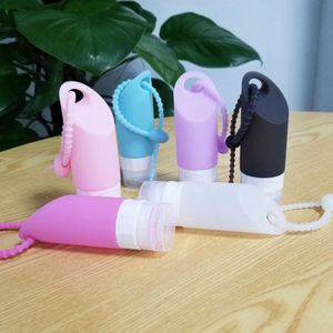 Ensemble de bouteilles de 58 ml avec logo personnalisé, bouteilles de toilette en silicone anti-fuite approuvées, kit d'accessoires de voyage en avion rechargeables - Product Image 1