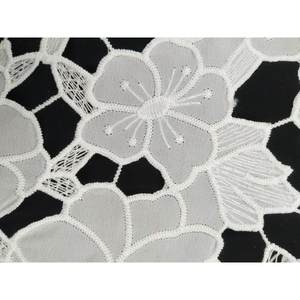 Tela bordada de poliéster blanco personalizado con ojal cortado con láser patrón de flores diseñado en fábrica para uso en prendas de vestir - Product Image 4