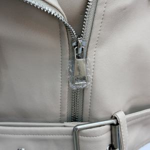 Veste en cuir noire tendance pour femmes, veste sans manches en cuir de moto avec ceinture ajustable - Product Image 5