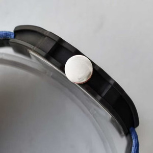 นาฬิกาข้อมือจักรกลดีไซน์หรูหรา สไตล์สปอร์ต ตัวเรือนคาร์บอนไฟเบอร์ โชว์กลไก พร้อมโลโก้ OEM ความบางพิเศษเพียง 7.8 มม. - Product Image 5