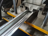 Machine de formage à froid pour profilés en acier pour plafonds en plaques de plâtre, machine de formage à froid pour profilés Omega pour toitures, composants PLC essentiels