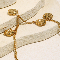 Accessoires très vendus, plaqués en acier inoxydable avec des chaînes latérales en or 18 carats, pendentifs floraux, colliers et accessoires pour femmes