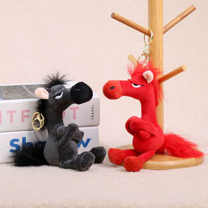 Venta al por mayor de fábrica: Llavero colgante de felpa de caballo 3D suave de 20 cm, estilo moderno, rojo y negro, con mosquetón, amuleto de muñeco. - Product Image 1