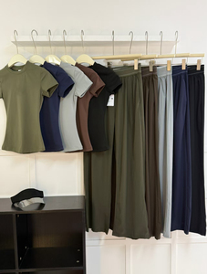Set Yoga Estivo da Donna di Marca di Lusso Personalizzato AIL, Maniche Corte e Pantaloni a Gamba Larga, Traspirante e Confortevole - Product Image 2