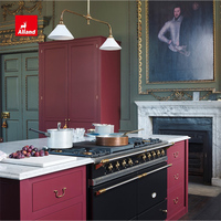 Armoire de cuisine en chêne à panneaux plats, finition peinte rouge Bourgogne classique Alland, avec poignées en laiton vieilli pour cuisine de villa