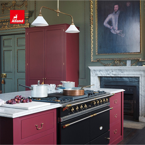 Armoire de cuisine en chêne à panneaux plats, finition peinte rouge Bourgogne classique Alland, avec poignées en laiton <span class=keywords><strong>vieilli</strong></span> pour cuisine de villa - Product Image 4