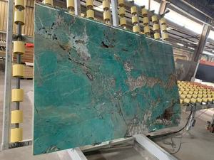 Mármol de Amazonita Natural: Base Verde Esmeralda Intenso con Vetas Plateadas para Decoración Interior de Lujo - Product Image 3