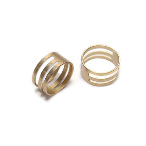 Anillo Geométrico de Moda en Oro KC, Unisex, Diseño Abrible para Estilizar, Ideal para Regalo - Product Image 5