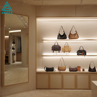 Elegante, umweltfreundliche, robuste Ledertaschen-Vitrine mit mehrstufigem Glas-Handtaschen-Präsentationsschrank, maßgefertigte Boutique-Möbel mit LED-Beleuchtung