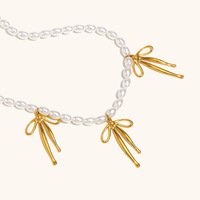 Collier Papillon Ajustable en Acier Inoxydable Plaqué Or 18K avec Pendentif Nœud et Chaîne à Maillons en Fausse Perle Tendance – Idéal pour les Fêtes – Vente en Gros
