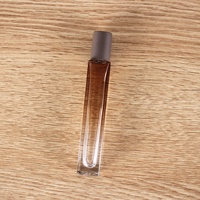 Flacon en verre carré haut de gamme de 8 ml pour huiles essentielles avec bouchon à vis hermétique et bille roll-on pour l'embouteillage de parfums