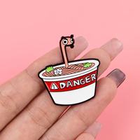 Großhandel Metall-Cartoon-Pins: Niedliche Schlangen-, Nudel-, Katzen-, Frosch- und Zitat-Broschen, Kreative Englische Text-Anstecknadeln für Kleidung und Accessoires