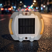 Borne de signalisation routière solaire IP68 avec LED intégrée, réflecteur prismatique haute intensité et distance visuelle de 800 m