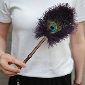 Boho Chic Peacock Duster Petit balai à plumes naturelles de 28cm avec manche en bois et bambou Pendentif prêt pour cadeau - Product Image 5