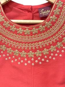 เสื้อทวิชาแบบทอผ้าไร้แขนปักลายพร้อมเลเฮนกาพิมพ์ลาย-สีแดงและสีเขียว - Product Image 6