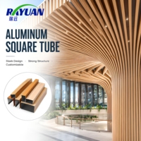 Revêtement en lattes d'aluminium à grain de bois courbé pour la décoration intérieure intégrée du plafond et des murs du hall