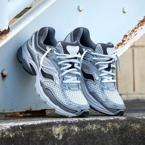 Chaussures de créateur pour hommes et femmes, baskets de course et de basketball, à lacets, à bout carré, à enfiler, en cuir noir triple, baskets d'extérieur - Product Image 1