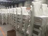 Chaise empilable en bois massif à dossier croisé avec assise en rotin pour mariages, banquets et hôtels (vente en gros)