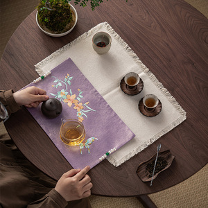 Tapis à thé rectangulaire en tissu brodé à la main avec pompon et motif papillon pour service à thé, isolation thermique et décoration de table - Product Image 3