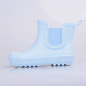 Bottes <span class=keywords><strong>de</strong></span> <span class=keywords><strong>pluie</strong></span> pour enfants en PVC légères bleu ciel à bout rond avec semelle antidérapante Design tendance Ajustement confortable pour une utilisation en extérieur - Product Image 3