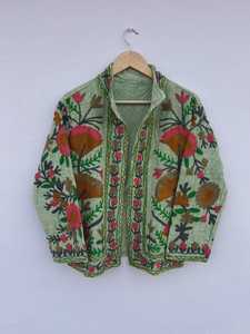 เสื้อแจ็คเก็ตซูซานีผ้าฝ้ายผสมสีเขียวทำมือ ปักลายดอกไม้และสัตว์ ติดกระดุม ระบายอากาศได้ดี เป็นมิตรกับสิ่งแวดล้อม เหมาะสำหรับฤดูหนาว - Product Image 1