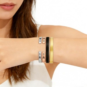 Brazalete de Acero Inoxidable Sisters by Heart, Brazalete Abierto en Forma de C para Mejores Amigas, Joyería BFF con Nombre Grabado Personalizado - Product Image 2
