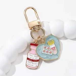 Porte-clés en forme de flacon de médicament en forme de cœur de dessin animé, série hôpital, pendentif mignon, cadeau idéal pour les médecins et les infirmières, bijoux faits à la main - Product Image 3