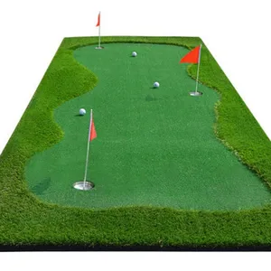 Golf vuruş yeşil bayrak direği ve delik kupası uygulama koyarak yeşil