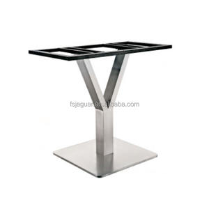 Pied de table commercial en acier inoxydable à <span class=keywords><strong>4</strong></span> <span class=keywords><strong>pieds</strong></span> croisés avec <span class=keywords><strong>pieds</strong></span> réglables pour restaurant, café, bar - Product Image 3