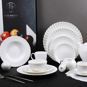 Service de table en céramique blanche classique <span class=keywords><strong>à</strong></span> bord festonné, plusieurs pièces, assiettes pour tables de restaurant et collections de <span class=keywords><strong>vaisselle</strong></span> intemporelles - Product Image 6