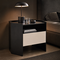 Table de chevet moderne en placage de bois fumé E1 MDF avec détails en verre et placage de bois, fournisseur de mobilier d'hôtel