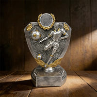 Trophée de football en résine avec design de joueur tirant et bouclier, logo personnalisé, tendance mode pour récompense d'équipe de club