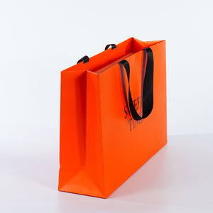 ถุงของขวัญสุดหรูสำหรับ<span class=keywords><strong>ร้าน</strong></span>ขายเสื้อผ้า พิมพ์โลโก้ตามสั่ง ปั๊มฟอยล์สีแดงทอง  กระดาษเคลือบด้าน  ปรับแต่งได้ - Product Image 3