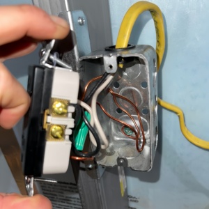 กล่องรวมสายไฟโลหะรูปสี่เหลี่ยมผืนผ้าขนาด <span class=keywords><strong>2x4</strong></span> นิ้ว ความลึก 1-7/8 นิ้ว ทำจากเหล็กชุบสังกะสี พร้อมช่อง KO ขนาด 3/4 นิ้ว สำหรับสวิตช์และเต้ารับติดผนัง - Product Image 5