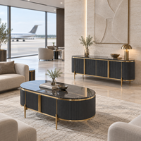 Ensemble de meuble de salon WYRAX Airport Lounge, buffet noir à panneaux cannelés et table basse ovale avec dessus aspect marbre, rangement dissimulé et cadre doré