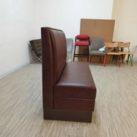 Bancs de café modernes sur mesure, sièges en bois foncé rouge-brun, banquettes courbes pour restaurants