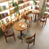 Tables à manger en bois 4 places de conception occidentale japonaise Chaises pour l'extérieur Hôtel Utilisation pour les cafés Fast Food Burger Restaurants