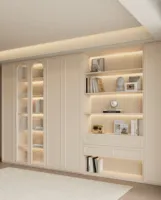 Armoire bibliothèque intégrée de style français moderne, porte en verre cannelé arqué blanc crème avec bande lumineuse LED pour la décoration intérieure