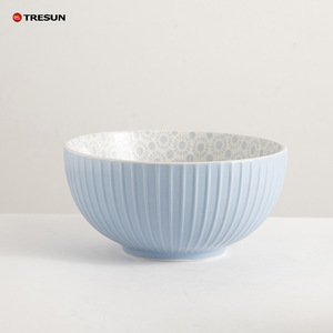 Bols en céramique gaufrée de style vintage avec ustensiles de cuisine artisanaux au design floral pour servir et manger - Product Image 1