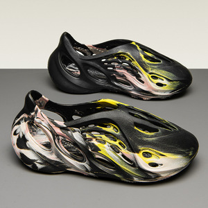 Sandales perforées Kanye 700, dessus en PVC camouflage, semelle intermédiaire en PU, semelle extérieure en EVA, semelle souple, tongs pour hommes, chaussures de plage, talon de 3 cm - Product Image 4