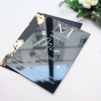 Cartes d'invitation en acrylique miroir noir simples avec texte personnalisé en feuille blanche et enveloppes en papier noir avec motif doré pour mariage