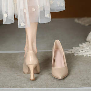 Chaussures à talons hauts à bout pointu pour femmes, en cuir, décontractées, d'été, à motif uni, <span class=keywords><strong>petit</strong></span> <span class=keywords><strong>talon</strong></span>, logo frontal, longueur ras du sol, vente en gros - Product Image 6