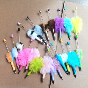 Lindo bolígrafo de plástico DIY para decorar con cuentas, regalo novedoso para niñas con diseño de pompón - Product Image 1