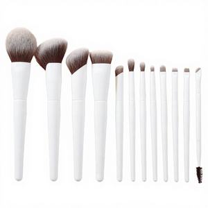 Juego de Brochas de Maquillaje YRX de Alta Calidad Hechas a Mano con Pelo Sintético, 12 Piezas, Color Rosa, con Nombre Personalizado - Product Image 2