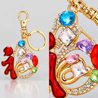 Porte-clés porte-bonheur en métal d'inspiration chinoise avec accents de pierres précieuses décoratives, modèles variés de pochettes, de gourdes et de figurines