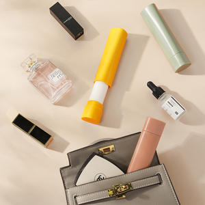 Rodillo Quitapelusas Portátil de Plástico Verde y Amarillo Nórdico para Ropa y Uso con Lápiz Labial - Product Image 1