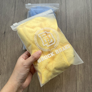 Sac à fermeture éclair coulissante givré réutilisable avec logo personnalisé, emballage plastique refermable pour vêtements, accessoires, articles de toilette avec trou - Product Image 5