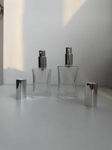 Flacon de parfum de luxe 100 ml en verre plat carré, élégant, vide, en cristal, pour voyage, rechargeable, avec bouchon à vis et pulvérisateur, imprimé sérigraphié, marque <span class=keywords><strong>CGP</strong></span> - Product Image 3