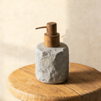 Ensemble d'accessoires de salle de bain en pierre naturelle brute 3 pièces en résine avec distributeur de savon à pompe en bois, porte-brosse à dents et plateau pour la maison et l'hôtel